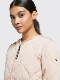 Khujo Tussenjassen Tussenjas Alma Dames Lichtroze 15 Khujo Tussenjassen Tussenjas Alma Dames Lichtroze -Kledinglijn Winkel b18e4fe996a16cd28ed63643c48ddcbf